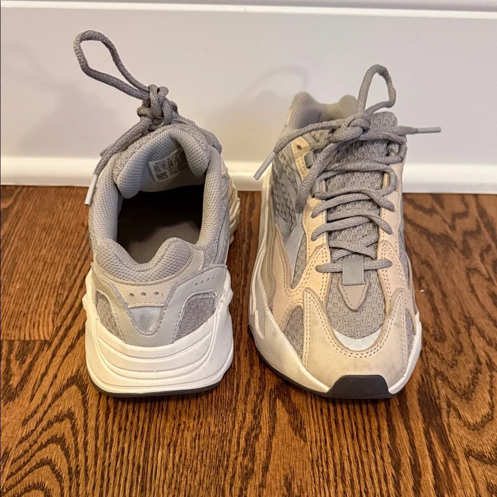Yeezy Boost 700 V2 Cream Male sz 5.5